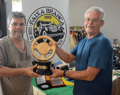 Clube Faixa Branca recebe troféus do ex-piloto Fábio Sotto Mayor