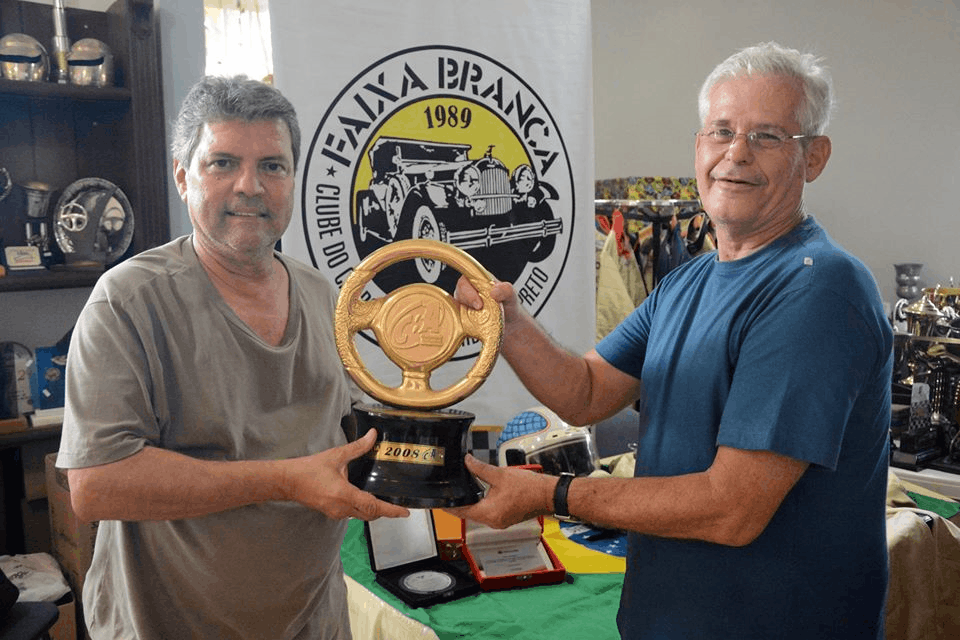 Clube Faixa Branca recebe troféus do ex-piloto Fábio Sotto Mayor